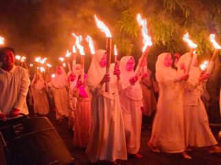 Ratusan warga ikut pawai obor dalam rangka menyambut tahun baru Islam 1 Muharam 1448 H yang diadakan DKM Masjid Al Muhajirin Buana Permai, Cipondoh, Kota Tangerang.(iwan)