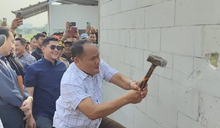 Komisi 1 DPRD Kota Tangerang melakukan sidak di Kelurahan Poris Gaga, Batuceper, yang sekaligus membongkar tembok pengembang yang menghalangi jalan warga.(ist)