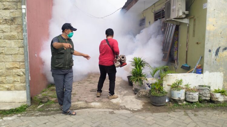 Petugas Puskesmas Cipondoh melakukan fogging di lingkungan RT 04/08, Kelurahan Cipondoh.(iwan)