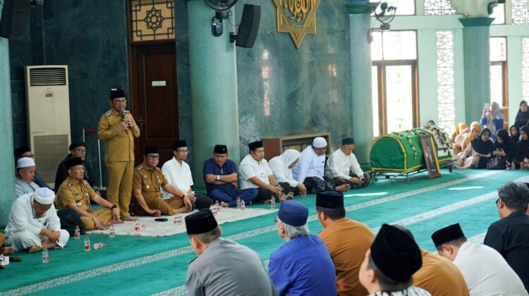 Wali Kota Tangerang Sachrudin memberi sambutan saat pelepasan jenazah almarhum Rusdi Alam.(ist)