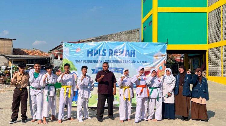 Foto bersama Sensei Roy Kadafi berasama para karateka dari Ekskul Karate ISMPIT ISLAMICITY Tangerang pada momen MPLS Ramah.(ist) 